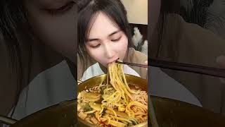 黏黏糊糊的李海龙麻辣烫 ，速食麻辣烫中的天花板～几天不吃就想～嘎嘎好吃～配菜都是自带的喔～ #麻辣烫 #李海龙麻辣烫 #东北老式麻辣烫