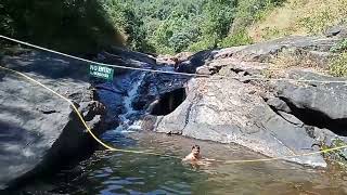 മീൻമുട്ടി, ബാണാസുര, വയനാട്. ഈ വെള്ളച്ചാട്ടത്തിൽ ഇതുപോലുള്ള കിണറുകൾ ഉണ്ട്. കയറിൽ പിടിച്ച് ഉറങ്ങണം.