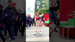 可愛い少女のロボットダンス