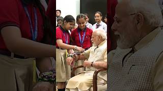 Ye bandhan to pyar ka bandhan hai | स्कूल बच्चों ने बांधी पीएम मोदी की कलाई में राखी #shorts #viral