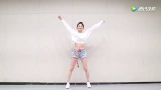 周洁琼跳《海草舞》小仙女也太美了吧,白到反光