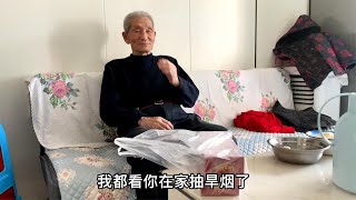 孙子看见88岁爷爷抽旱烟，特意给爷爷买了两条烟，爷爷是咋说的