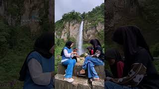 Menikmati keindahan Curug Ngebul sambil duduk santai #shorts #fyp