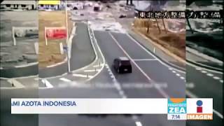 Increíble momento en que tsunami azota Indonesia ¡y automovilistas tratan de escapar!