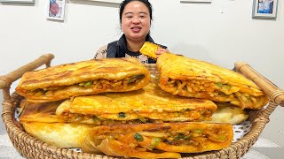 亮亮突然高烧，丹丹自己做青椒土豆丝饼吃，卷一卷烙一烙，金黄酥脆真解馋【胖手手丹丹】