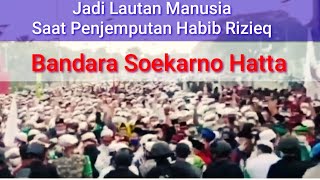 lautan manusia saat penjemputan habib rizieq dari bandara soekarno hatta