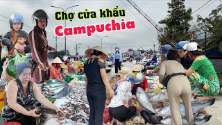 Quá đông người Campuchia đi chợ cửa khẩu bán cá nhiều hơn rau cải