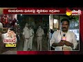 live ఇరుకు రోడ్డులో సభ ఏంటి బాబు shocking incident in chandrababu road show sakshi tv