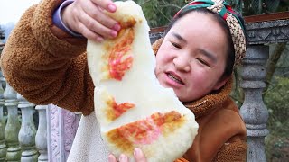 Auo grilled a big glutinous cake and ate it with moldy tofu, what a perfect match!