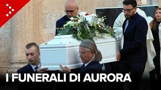 Piacenza, i funerali di Aurora: piazza gremita per l’ultimo saluto alla 13enne