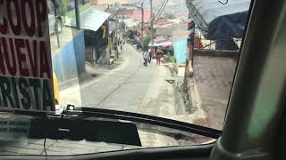 Ladeira a baixo em um ônibus muito louco em Medellín.