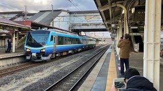 [営業初運転区間を満喫！SATONOで行く！仙台〜新白河(復路) 東北本線の旅] JR東日本HB-E300系盛モリAH-2編成が団体列車として福島駅3番線を発車するシーン