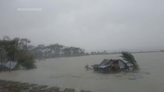 ঘূর্ণিঝড়ের কারণে বাংলাদেশের দক্ষিণাঞ্চলে কয়েক লাখ মানুষ বিদ্যুৎহীন হয়ে পড়েছে