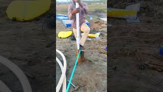 Correct way of inserting pipe in borewell with the help of rope. #submersible_pump #pvcpipe #viral