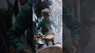 🇵🇸 Gazze'deki mazlumlara iftar için sıcak yemek dağıtımında bulunuyoruz.