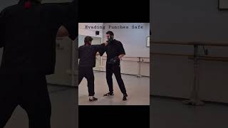 SAFE EVADING 🥊👊 PUNCH - Bruce Lee's Martial Art Jeet Kune Do