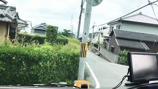 大型トラックが狭い道を行く‼️