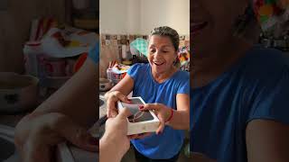 Le regalo un iPhone a mi mamá