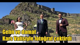 Gelin ve damat Kars Valisiyle fotoğraf çektirdi