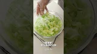 今天分享一道超级简单的三文鱼包菜拌饭，超适合上班族，下班后可以快速吃上晚餐😋