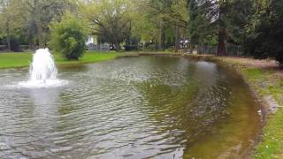 Deptak w centrum Tönisvorst i MAŁY PARK Z FONTANNĄ.