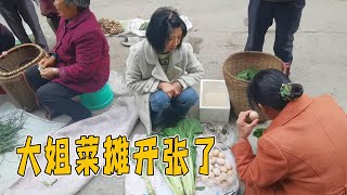 大姐种的莴笋上市了，砍一背篼背去卖，今天生意好都卖完了【乡村大姐】