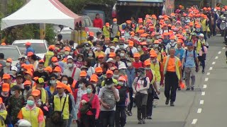 2021跟白沙屯媽祖婆和山邊媽往北港徒步進香-2021/4/18-AM:11:15在通霄五北里看人群浩蕩