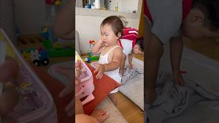 【自分のスマホで誰かに連絡をする1歳9ヶ月の末っ子】こなれてる【双子の育児日記】