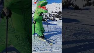 Dinosaur doing ski 🦖 | Δεινόσαυρος κάνει ski | Average Day on a ski resort #shorts #dinosaur