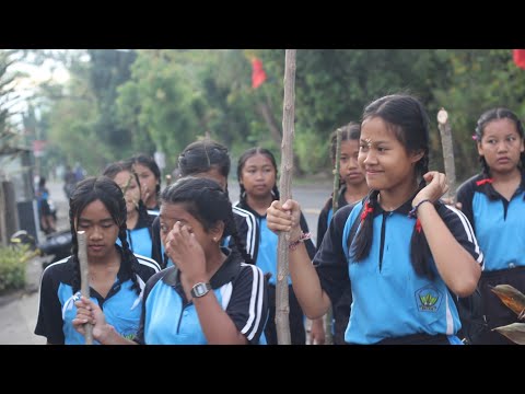 EPS 306 POLISI SATPAM DIJALAN MENYEBERANGKAN SISWA SMP KE SEKOLAH - YouTube