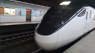 442次樹林發車開往台東的EMU3000型十二輛編組EMU3007皮蛋豆腐騰雲號紅色帶新城際自強號列車，和2033次七堵發車經由海線開往彰化的銀綠色微笑號EMU900型十輛一編組EMU915區間快車