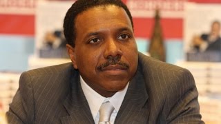 What does Pastor Creflo Dollar do with his money?
