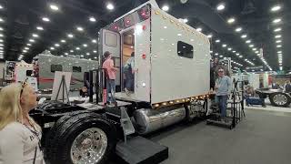 2022 ARI BIG BUNK SLEEPER REAR DOOR AT MID AMERICA TRUCK SHOW LOUISVILLE KENTUCKY