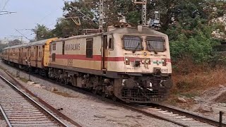 LGD WAP7 With 17653 Kacheguda - Puducherry Express Skipping Station.