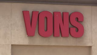 Union grocery workers at Ralphs, Vons and Albertsons begin strike vote