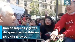 Seguidores de AMLO en Chile le obsequian regalos y elogios