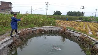 野钓连续遭遇切线，大货咬钩狂冲水面，鱼竿瞬间拉成大弯弓，刺激