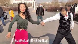 跳得真带劲，后面的哥们，也跟着扭起来，大叔美女精彩演绎吉特巴