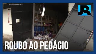 Criminosos fortemente armados bloqueiam rodovia e roubam praça de pedágio em SP