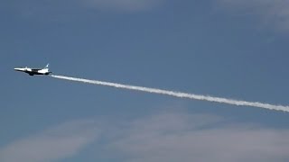 ブルーインパルスをスローモーションで　入間基地航空祭2012