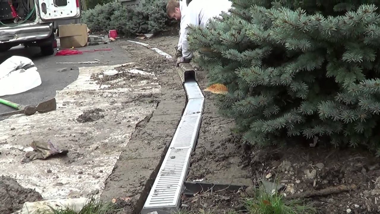 How To Drain Water From Driveway : The Perforated Pipe Under The Drive ...