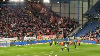 1. FC Kaiserslautern feiert mit den Fans den Sieg in Bielefeld