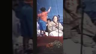 Nusrat Fateh Ali Khan Enjoying Dancing Of Little Kid 🕺#shorts #nfak #nfakstatus #nusratfatehalikhan