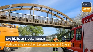 HOFBIEBER: Lkw bleibt an Radwegbrücke hängen