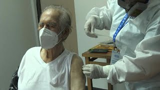 Perú inicia vacunación de ancianos, policías y militares contra covid-19 | AFP