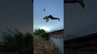 Прыгаю сальто и трюки в песок - Двойной винт | Jump flips and tricks in sand - Double full #shorts