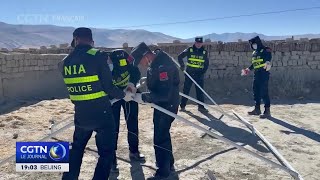 Des bénévoles et des policiers participent aux efforts de réinstallation des sinistrés au Xizang