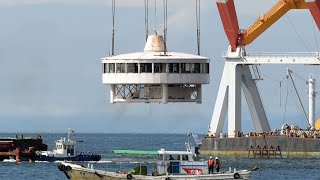 須磨海づり公園、シンボルの管理塔を撤去　クレーン船で持ち上げ移動　24年の再開に向け