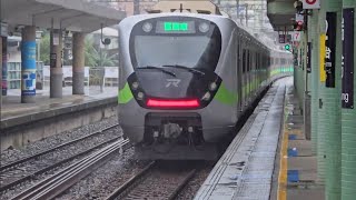 4152次楊梅發車經由宜蘭線開往福隆的銀綠色微笑號EMU900型十輛一編組EMU935區間車，和4123次蘇澳發車經由宜蘭線開往樹林的EMU510+EMU514區間車