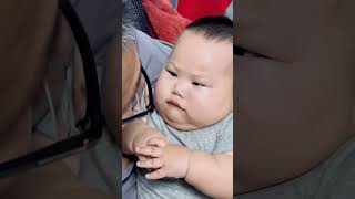 这是六个月的李老板🤣从小就不服爹啊#人类幼崽成长记